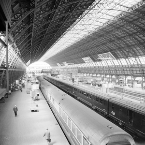 881971 Gezicht op de perrons onder de eerste perronkap van het N.S.-station Amsterdam C.S. te Amsterdam.